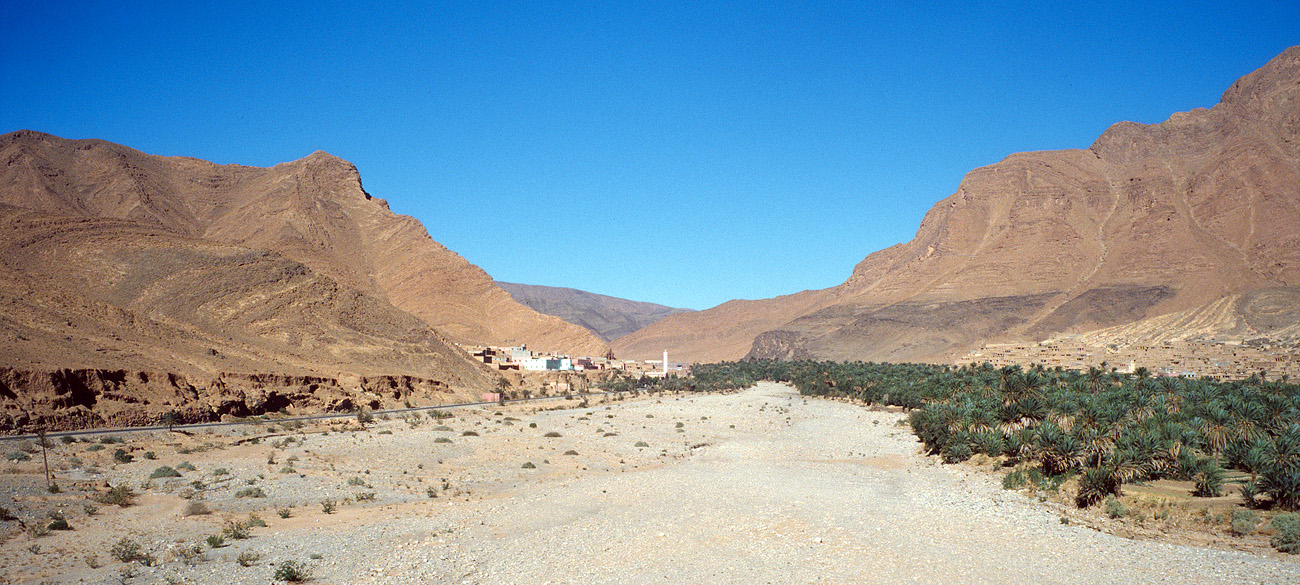 mar04_6_004al1014 pano.jpg - Sud Ouest, octobre-novembre 2004 anti Atlas près de Tisgui Ida ou Ballou Ektachrome 100 GX
